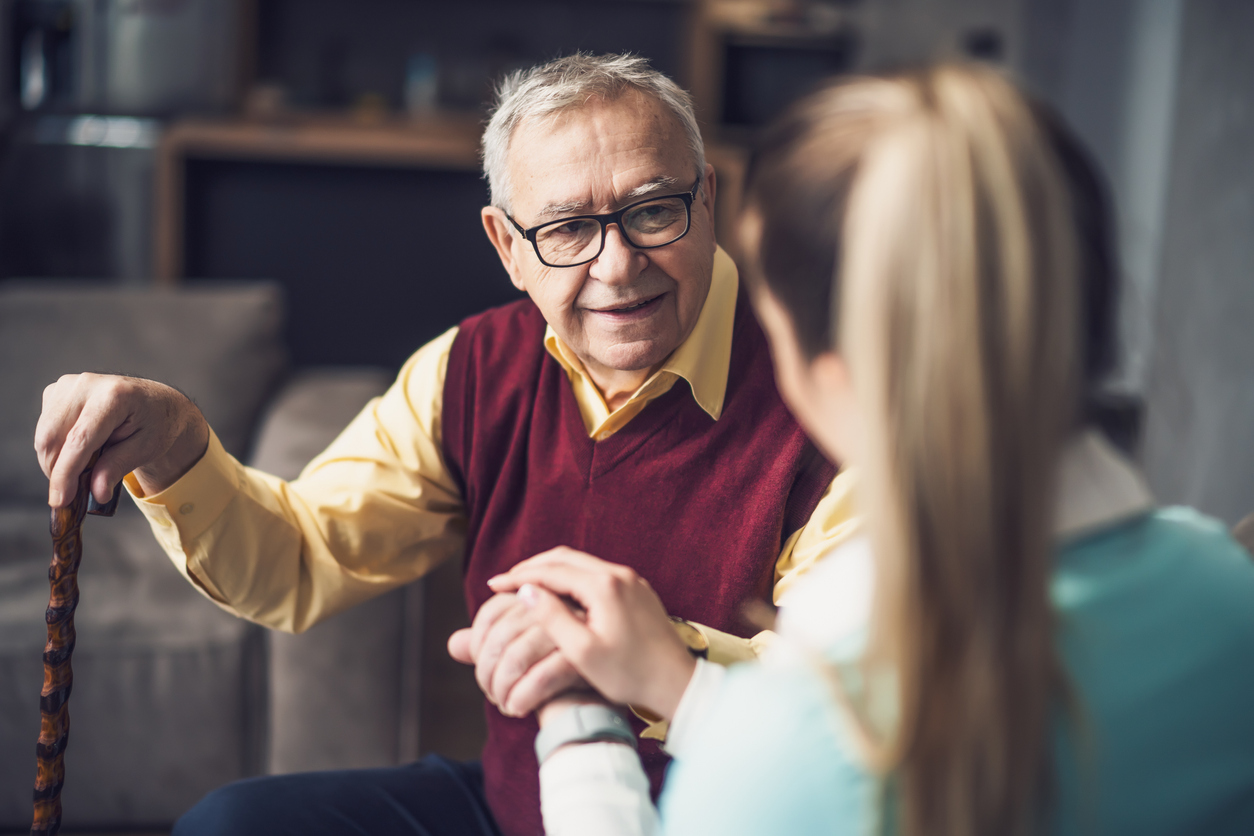 woman evaluating signs of dementia in older adults