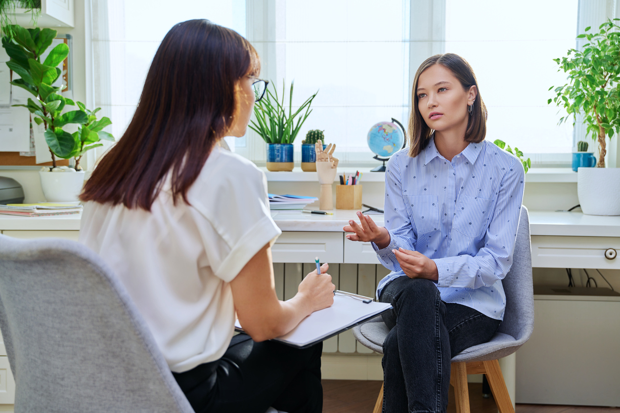 woman asking therapists "how does psychotherapy work?"