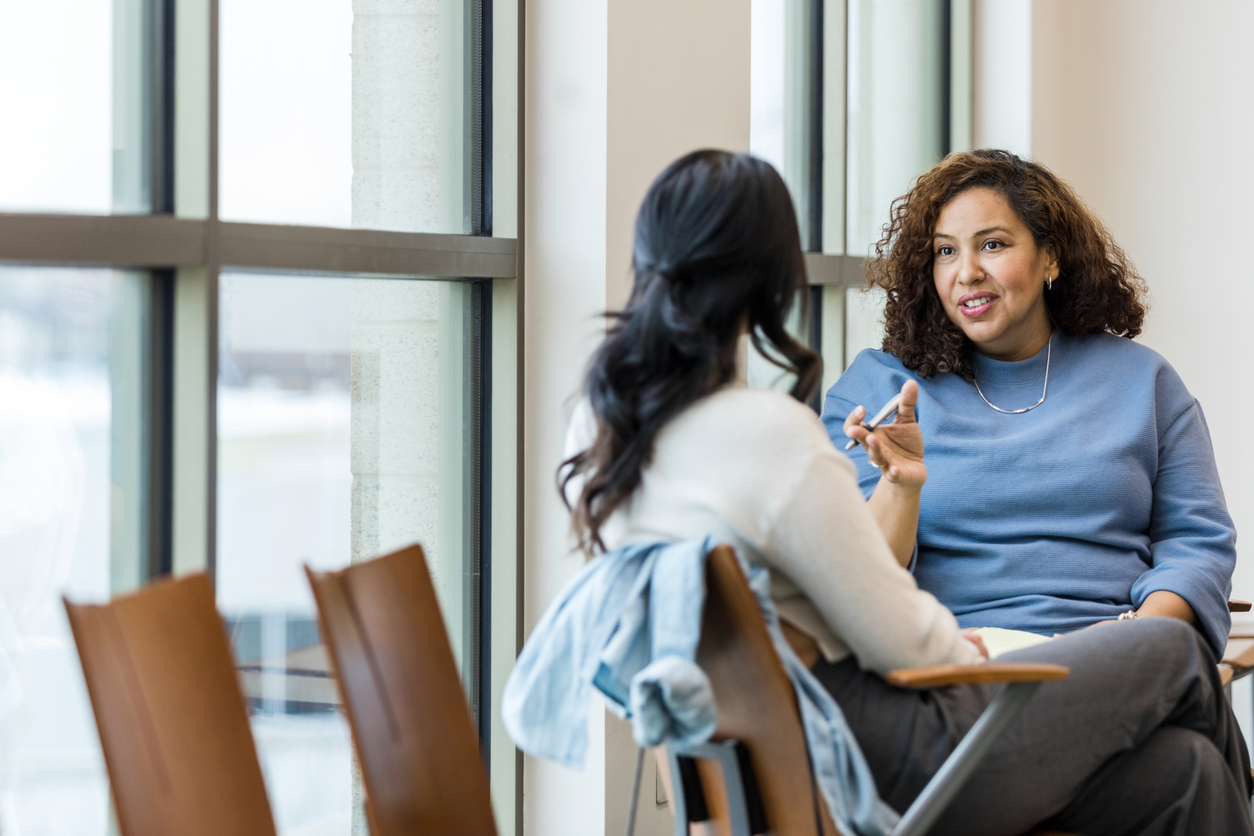 woman talking to therapist about the difference between borderline and bipolar